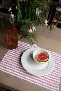 Bordstablett, tallriksunderlägg NINA, randig i offwhite och rosa