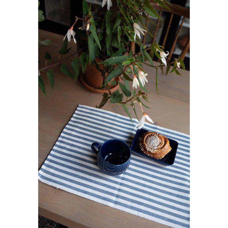 Bordstablett, tallriksunderlägg NINA, randig i offwhite och denimblått