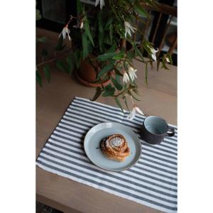 Bordstablett, tallriksunderlägg NINA, randig i offwhite och svart