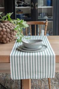 Bordslöpare NINA, randig i offwhite och äppelgrönt, stl.35x90cm