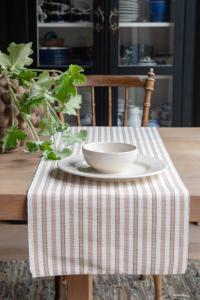 Bordslöpare NINA, randig i offwhite och sandfärg, stl.35x120cm