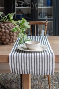 Bordslöpare NINA, randig i offwhite och svart, stl.40x140cm