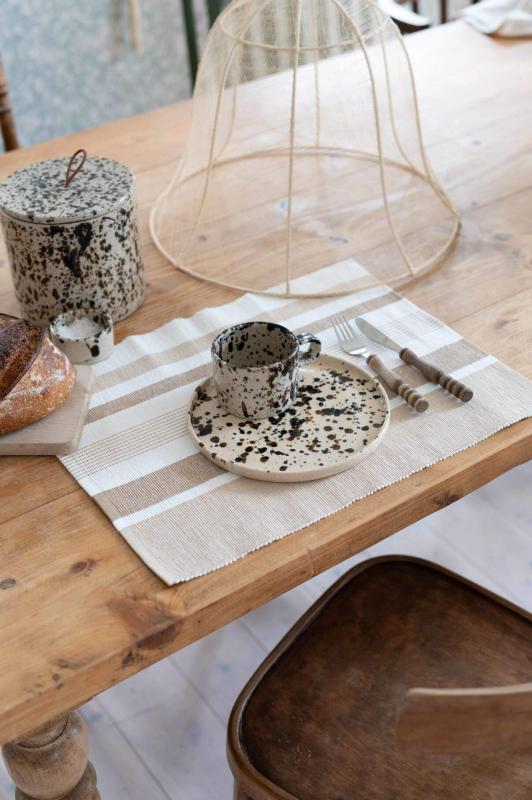 Bordstablett, tallriksunderlägg, PETTER, ränder i olika bredder i offwhite och sandfärg