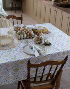 Påsk Duk AGDA med söta ägg i rosa, grönt och gult och slingrande bladrankor