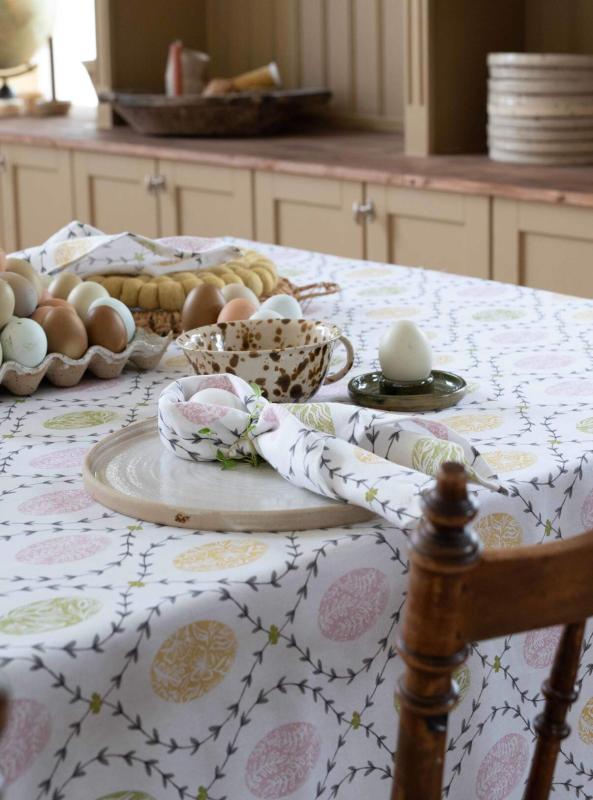 Servett AGDA med söta ägg i rosa, grönt och gult och slingrande bladrankor