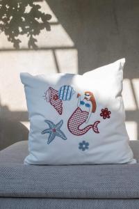 Kuddfodral MAJSAN med marint motiv i blått och brunt