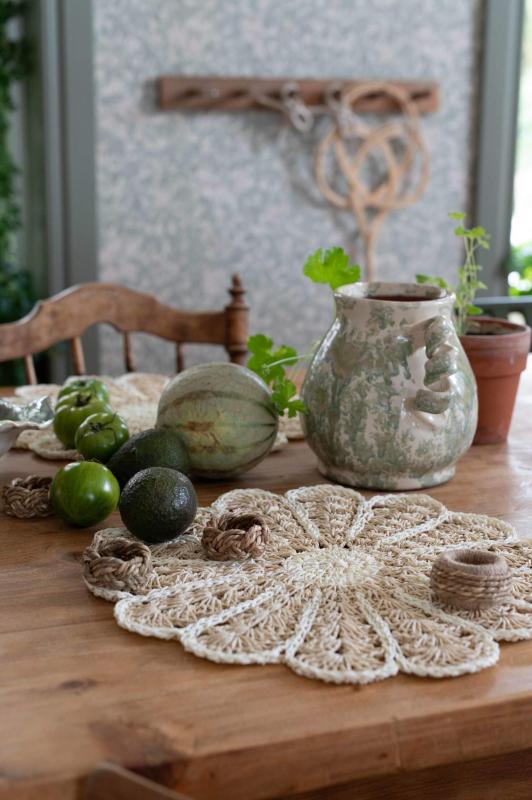 Bordstablett, tallriksunderlägg FIA i papper virkad som en blomma i offwhite och beige