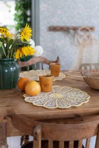 Bordstablett, tallriksunderlägg FIA i papper virkad som en blomma i offwhite och gult