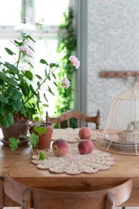 Bordstablett, tallriksunderlägg FIA i papper virkad som en blomma i offwhite och rosa