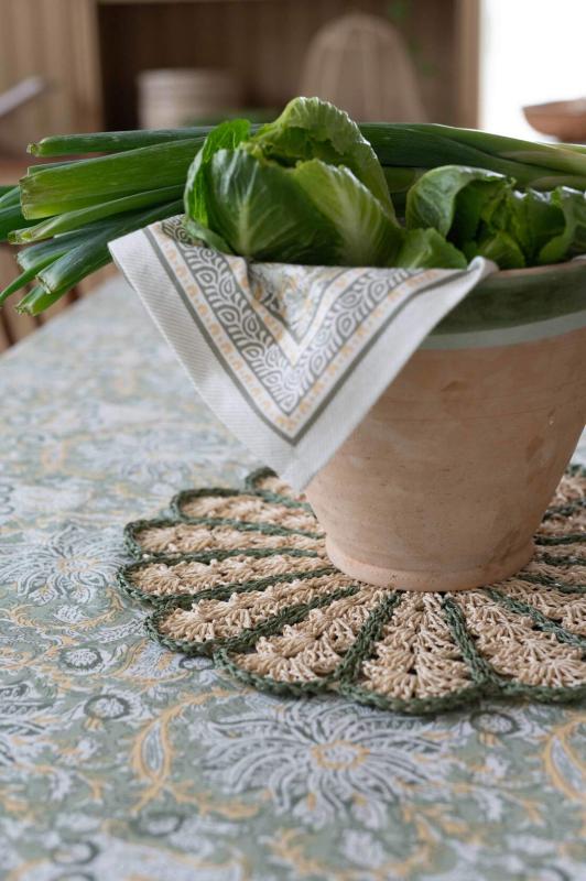 Bordstablett, tallriksunderlägg FIA i papper virkad som en blomma i offwhite och grönt