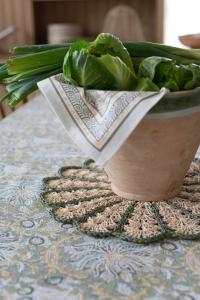 Bordstablett, tallriksunderlägg FIA i papper virkad som en blomma i offwhite och grönt