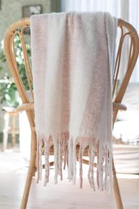 Pläd MIA bredrandig i offwhite och rosa med långa fransar