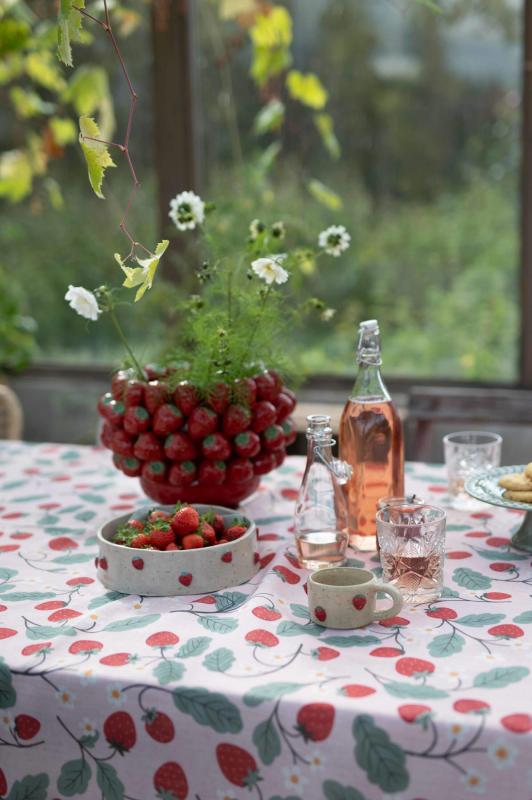 Duk JORDGUBBE med röda jordgubbar på rosa bottenfärg