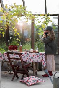 Duk JORDGUBBE med röda jordgubbar på rosa bottenfärg