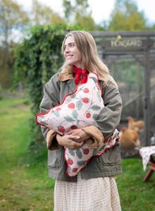 Kuddfodral JORDGUBBE med röda jordgubbar på rosa bottenfärg, röd bågad kant