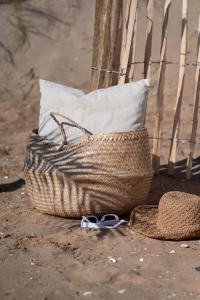 Kuddfodral PALMA i mockaimitation med broderade palmer i sandfärg