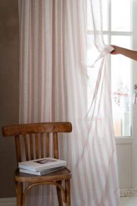 Gardin DISA, skir, bredrandig i offwhite och rosa