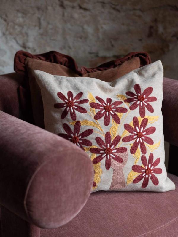 Kuddfodral SUZY med broderade vinröda blommor och gula blad i en vas