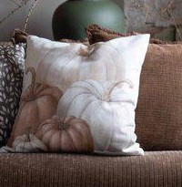 Kuddfodral PUMKIN med pumpor i ljusa rostfärger på offwhite bottenfärg