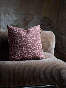 Kuddfodral LILL med massor av små blommor i beige på rostfärgad botten