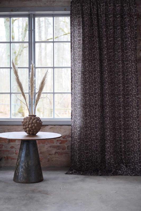 Gardin LILL med massor av små blommor i beige på brun botten