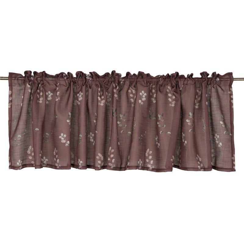 Gardinkappa FOLIA med en liten bladkvist i brunbeiga toner på vinröd bottenfärg