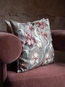 Kuddfodral IRIS med Irisblommor i beigebruna toner på grön botten