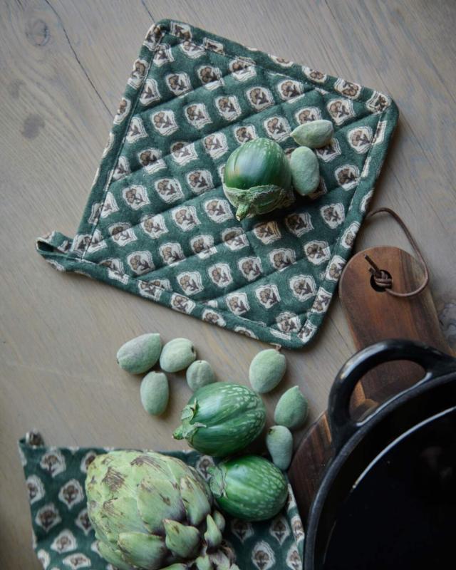 Grytlapp TESS med små bruna blommor i en liten beige oval ruta, grön bottenfärg
