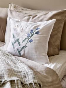 Kuddfodral ELSA 45x45 cm, broderade blommor, vit