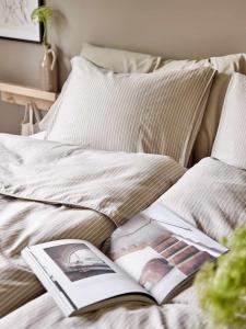 Bäddset Malte, påslakan och örngott, randigt i beige med jeanssöm