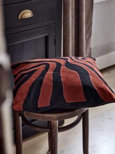 Kuddfodral TIBOR stl. 45x45 cm, zebramönster, rost och svart