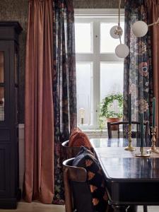 Kuddfodral ADAM stl. 45x45 cm, tuftad harlekin ruta, cognac och svart