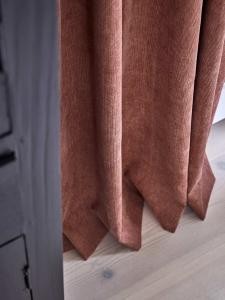 Gardinlängd EDDIE stl. 2x140x250 cm, smalrandig manchester, cognac