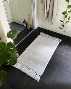 Badrumsmatta MILANO, enfärgad matta med frans i kortsidorna, vit