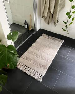 Badrumsmatta MILANO, enfärgad matta med frans i kortsidorna, sandfärg