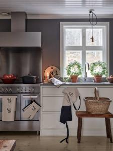 Grillvante Svamp, broderad svamp och svart kantband, Stl. 18x32 cm, Linne