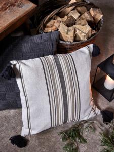 Kuddfodral SUNNE stl. 45x45 cm, randigt med tofsar, svart