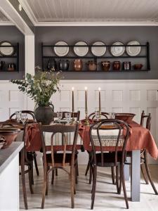 Löpare SUNNE stl. 35x120 cm, randig med tofsar, svart