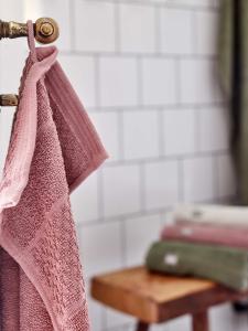 Frotte Spa, enfärgad handduk med randning och rutmönster, Stl. 50x70 cm, Rosa