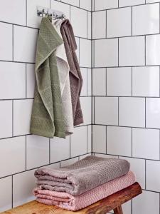 Frotte Spa, enfärgad handduk med randning och rutmönster, Stl. 90x150 cm, Mullvad