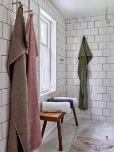 Frotte Spa, enfärgad handduk med randning och rutmönster, Stl. 90x150 cm, Vit