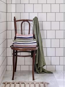 Frotte Spa, enfärgad gästhandduk med randning och rutmönster Stl. 30x50 cm, Grå