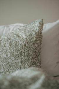 Bäddset Junis, bladmönster på grön botten, 2-dels, Stl. 150x210, 50x60 cm, grön.