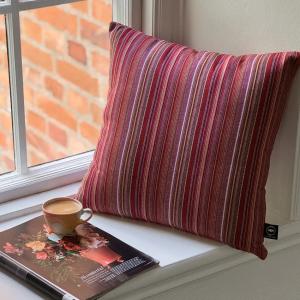 Kuddfodral GOA i retrostil, randig i olika röda nyanser