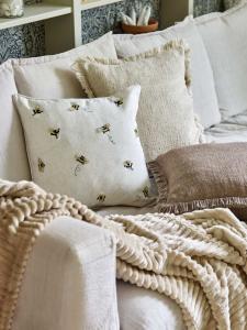 Kuddfodral Madde, enfärgad med lite grövre struktur och frans runt om i beige