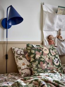 Kuddfodral Skogsliv för barn med djur som klättrar i träd, beige bottenfärg