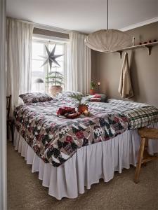 Bäddset Vimmerby i flanell, påslakan och örngott med röda, vita svarta och grå hus, granar, harar och rådjur, Linnefärgad botten