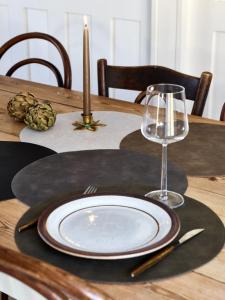 Bordstablett, tallriksunderlägg Buffalo, rund i läderimitation i mörkgrå