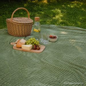 Picknickpläd Baloo i enfärgad ribbad flanellfleece med vattenavstötande baksida i ljusgrönt