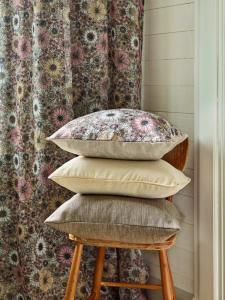 Kuddfodral Alva med stora och små blommor i retrostil i ljusgult och rosa